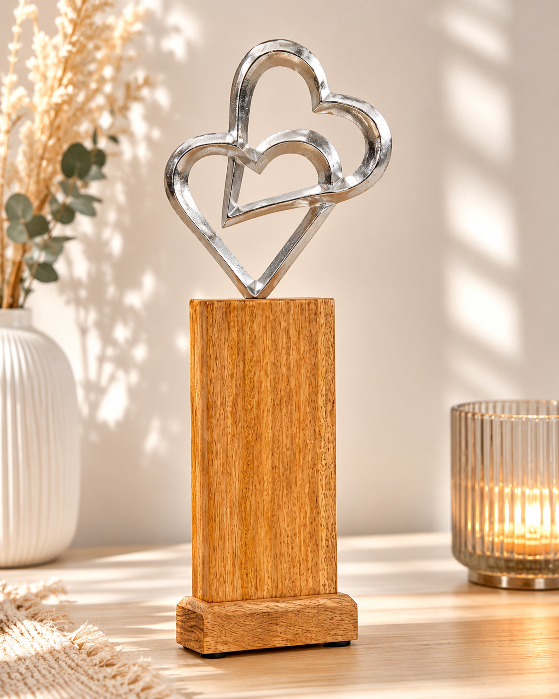 Holz-Säule mit Doppel-Metallherzen