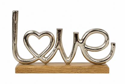 LOVE Schriftzug auf Holzsockel
