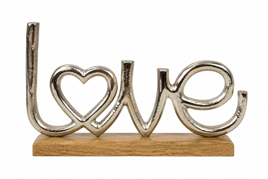 LOVE Schriftzug auf Holzsockel